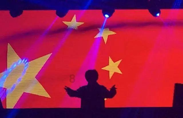 上升的白气球